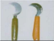 This picture show two blades as described in the previous paragraph. It compares traditional and ergonomically  designed  blades   