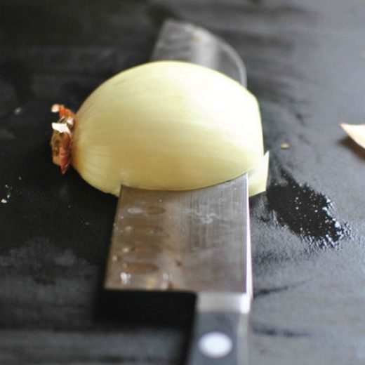 Photo of vertically cutting onion in half
