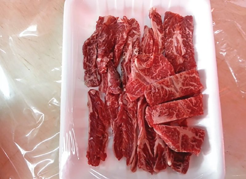 Sliced beef vacuum-packed on a Styrofoam tray.