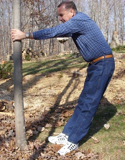 A man demonstrating the exercise outside.