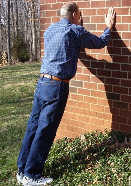 A man demonstrating the exercise outside.