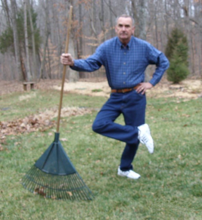 A man demonstrating the exercise outside.