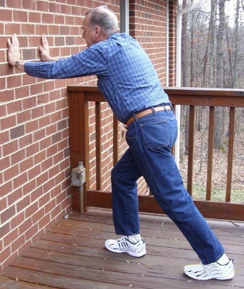 A man demonstrating the exercise outside.