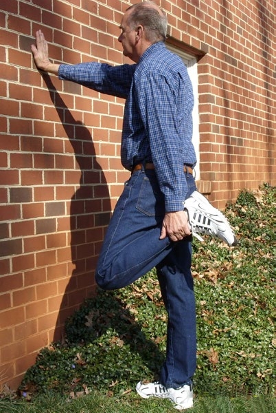 A man demonstrating the exercise outside.