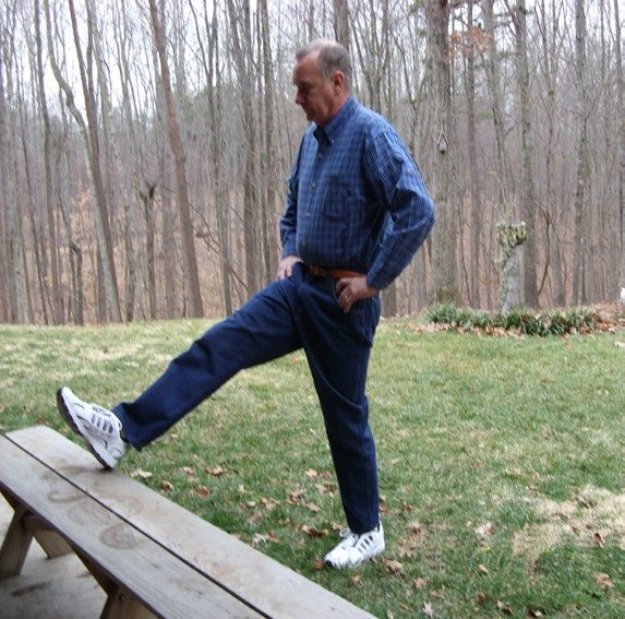 A man demonstrating the exercise outside.