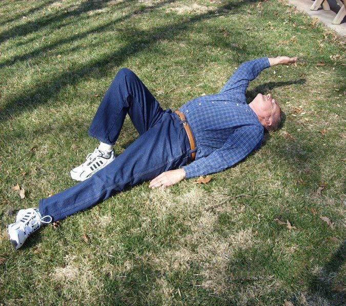 A man demonstrating the exercise outside.