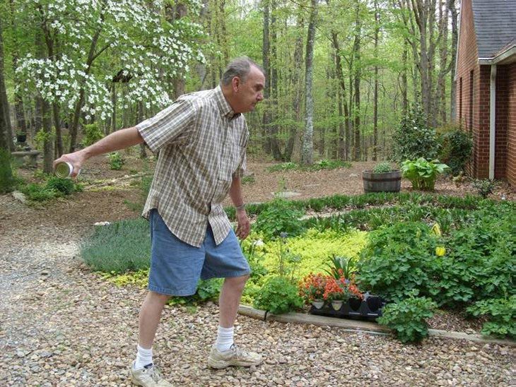 A man demonstrating the exercise outside.
